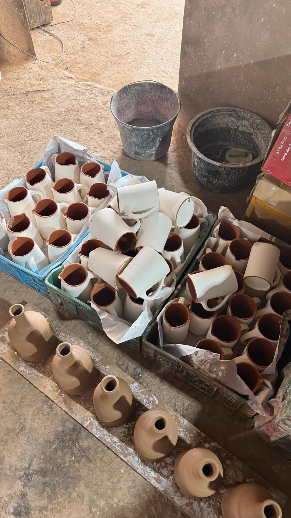 Poteries en terre cuite séchant dans l’atelier d’un artisan marocain
