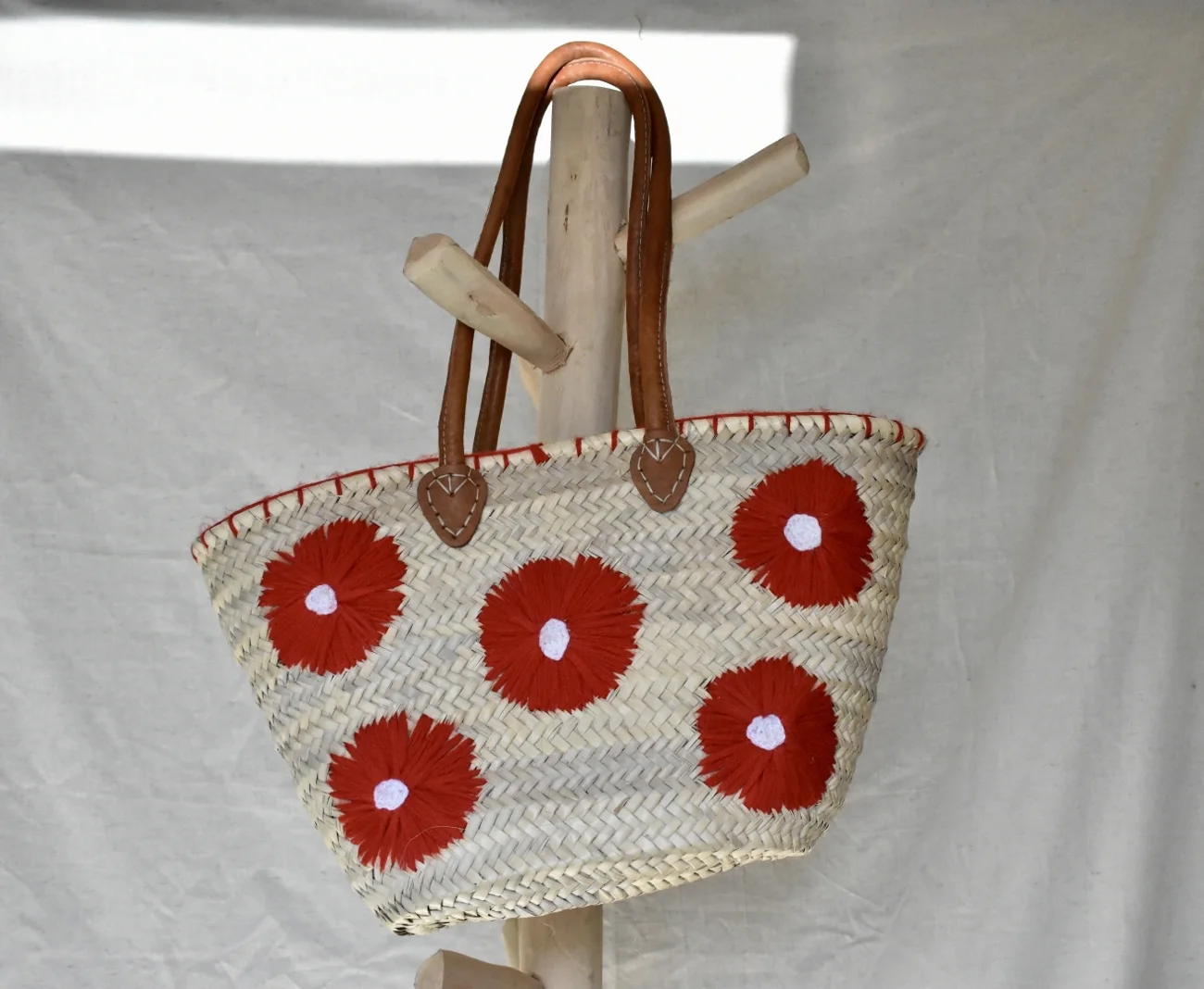 Le panier en paille tressée main, l'indispensable ensoleillé.