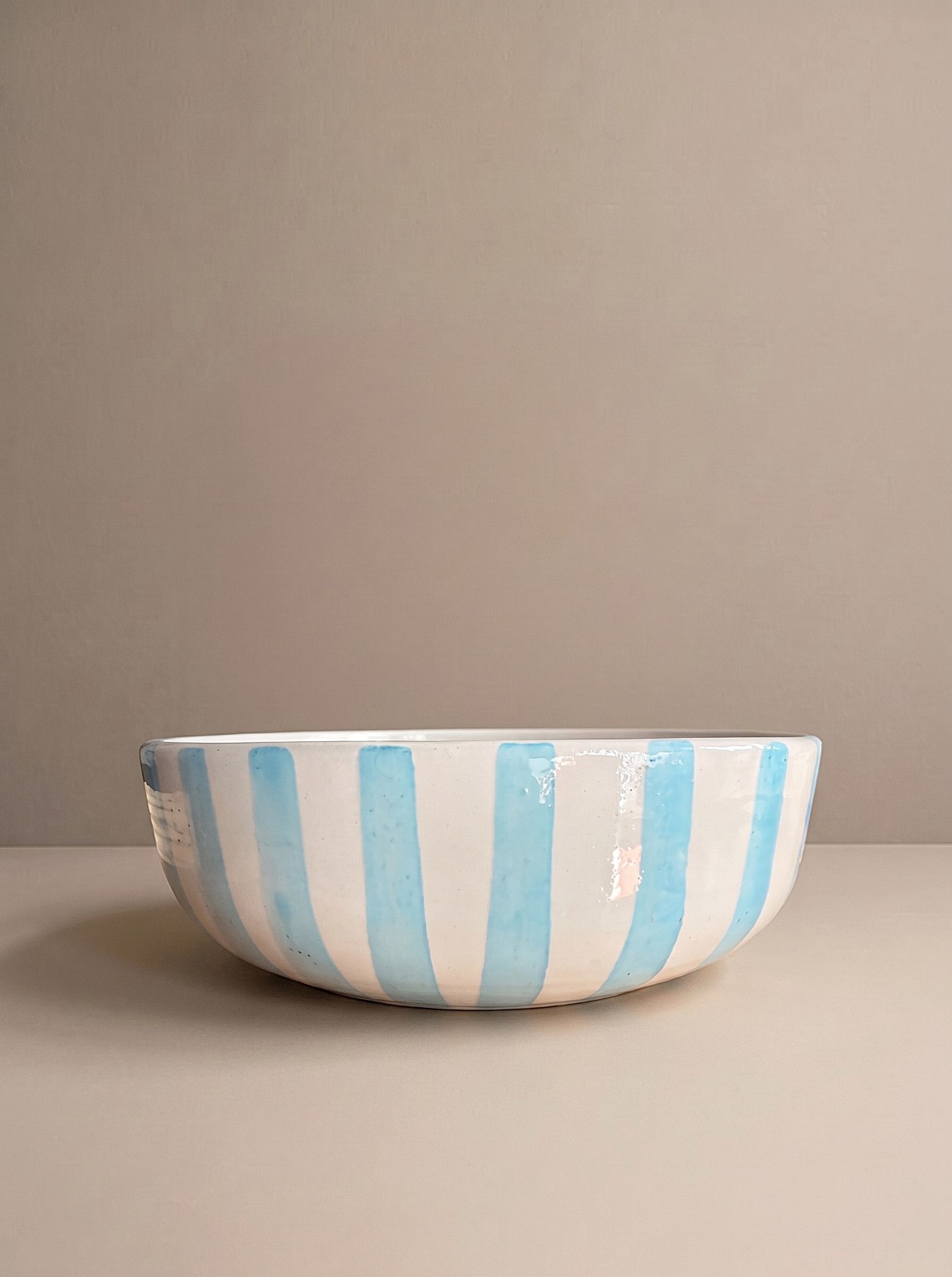 Saladier artisanal rayures bleues pastel
